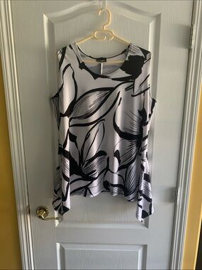 Sleeveless Black and White Floral Swing Tank Top